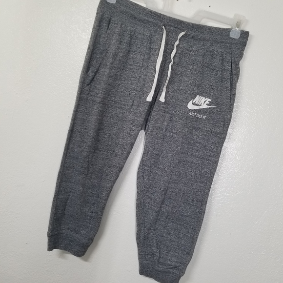 Nike Pants - Nike Cropped Comfy Vintage Capris Size M 😍